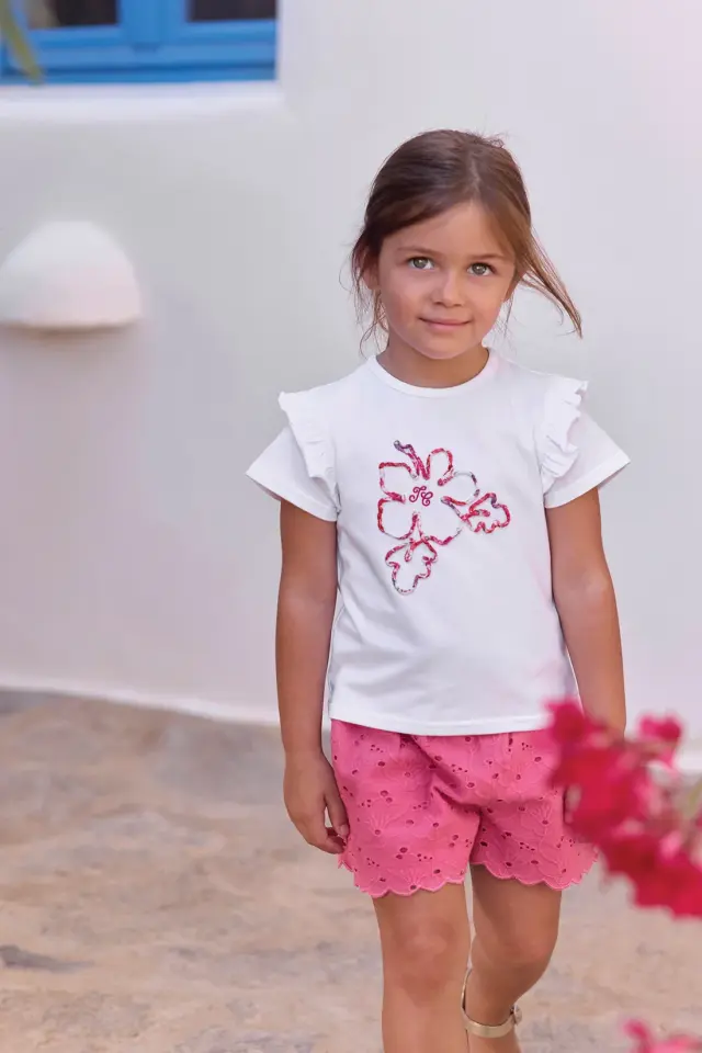 Çiçek Aplikeli T-Shirt