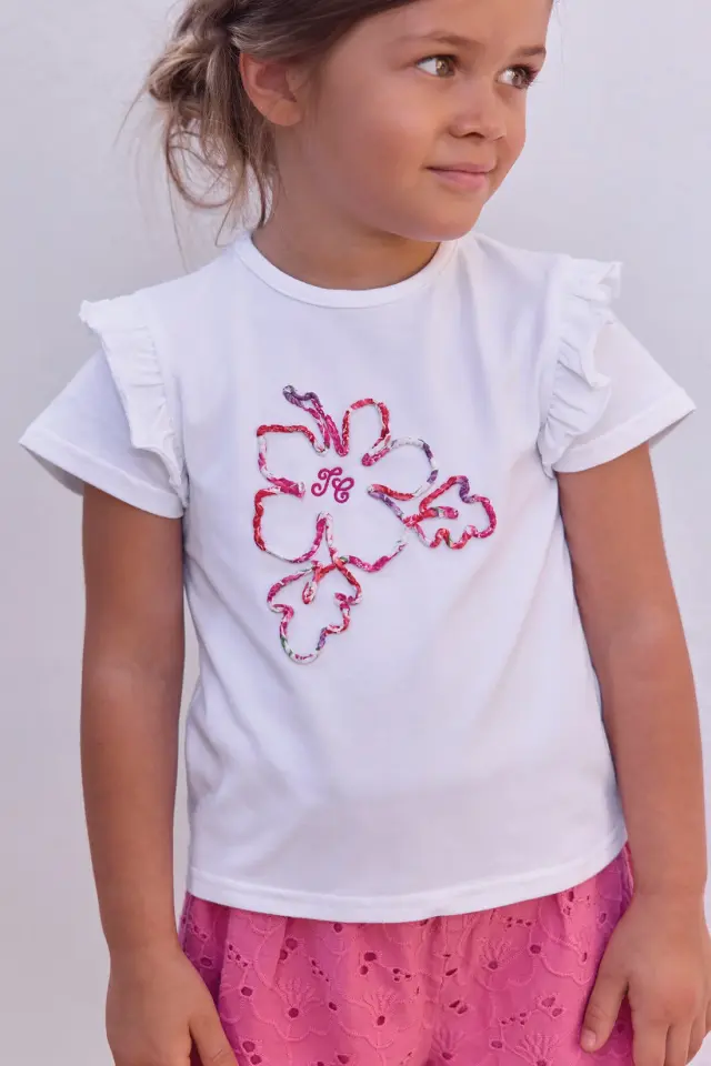 Çiçek Aplikeli T-Shirt